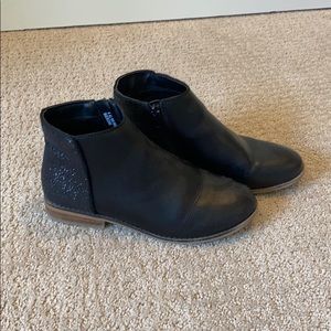 CAT & JACK black sparkle booties size 4